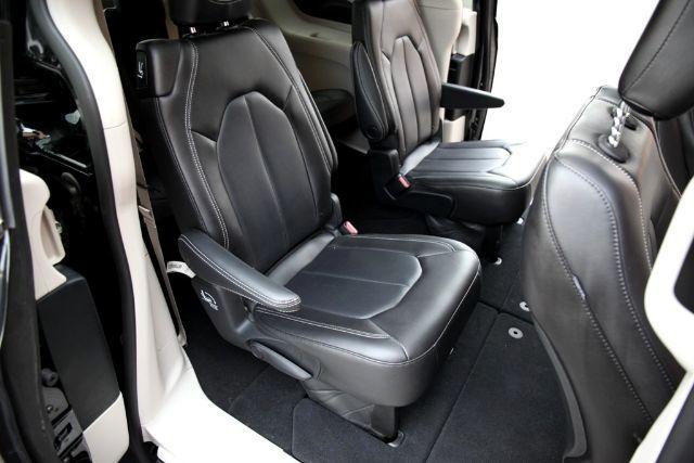 Photo of 2023 Brilliant Black Crystal Pearlcoat Chrysler Pacifica