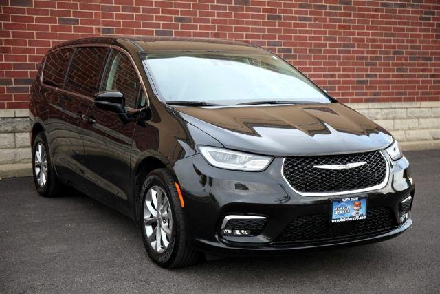 Photo of 2023 Brilliant Black Crystal Pearlcoat Chrysler Pacifica