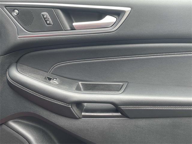 Photo of 2022 Rapid Red Metallic Tinted Clearcoat Ford Edge