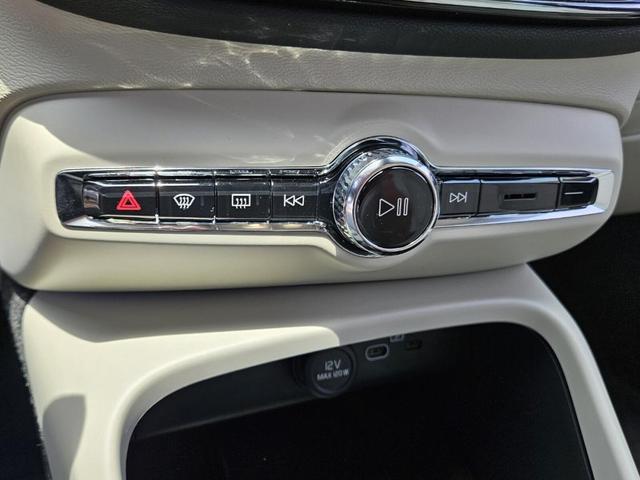 Photo of 2025 Onyx Black Volvo XC40