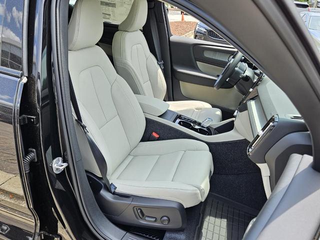 Photo of 2025 Onyx Black Volvo XC40