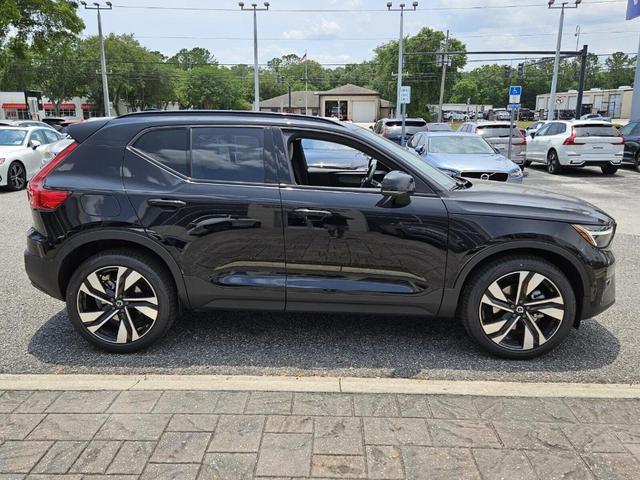 Photo of 2025 Onyx Black Volvo XC40