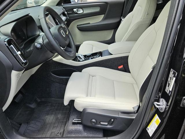 Photo of 2025 Onyx Black Volvo XC40