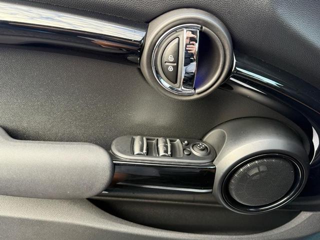 Photo of 2018 Electric Blue Metallic MINI Convertible