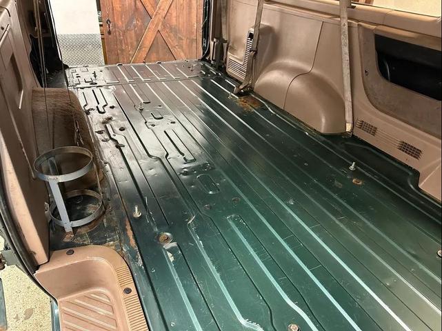 Photo of 1995 Green Ford Club Wagon