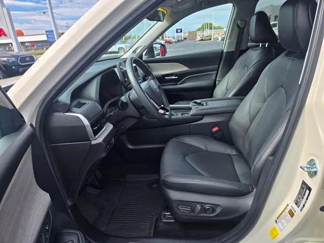 Photo of 2024 Coastal Cream Toyota Grand Highlander