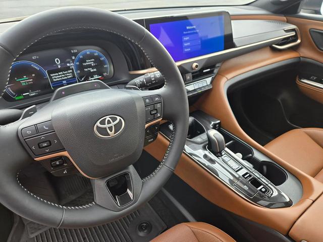 Photo of 2025 Bronze Age Toyota Crown Signia