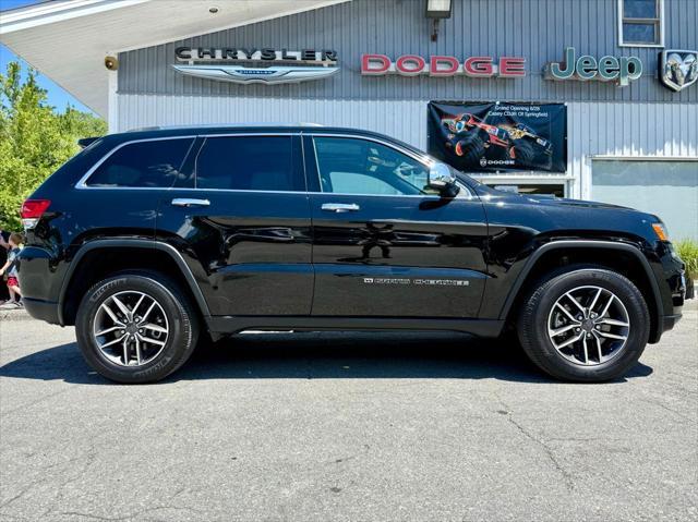 Photo of 2022 Diamond Black Crystal Pearlcoat Jeep Grand Cherokee