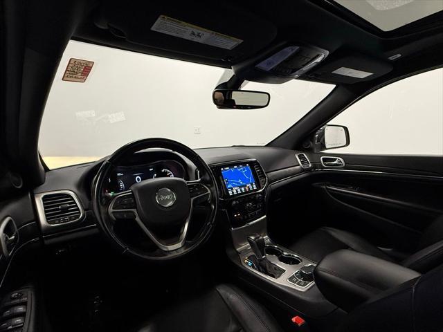 Photo of 2022 Diamond Black Crystal Pearlcoat Jeep Grand Cherokee