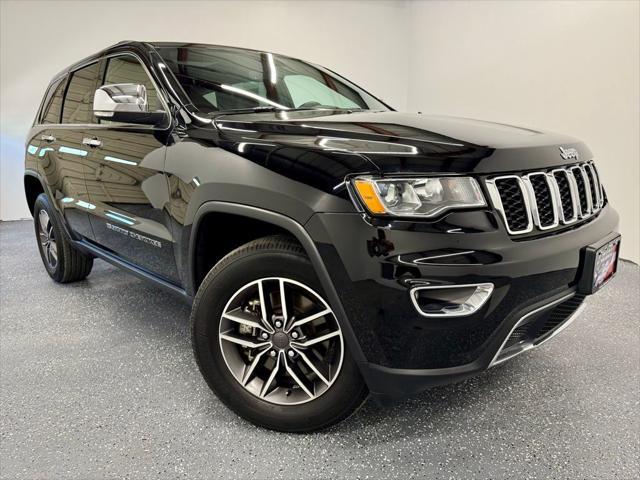 Photo of 2022 Diamond Black Crystal Pearlcoat Jeep Grand Cherokee