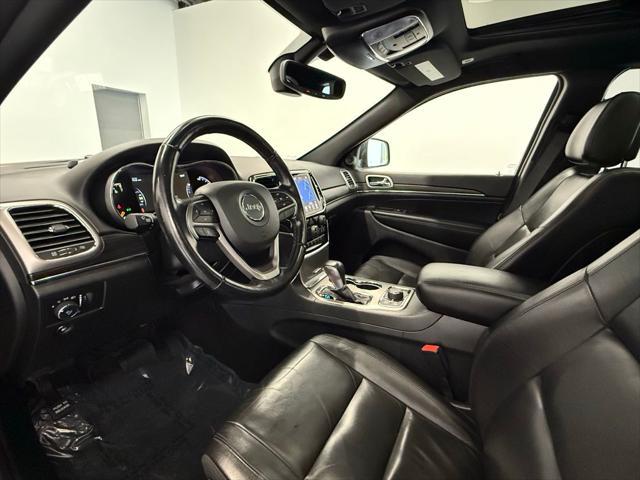 Photo of 2022 Diamond Black Crystal Pearlcoat Jeep Grand Cherokee