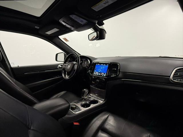 Photo of 2022 Diamond Black Crystal Pearlcoat Jeep Grand Cherokee