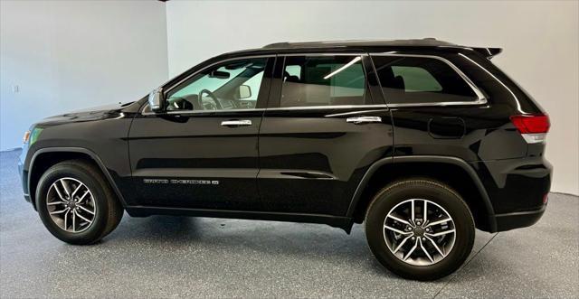 Photo of 2022 Diamond Black Crystal Pearlcoat Jeep Grand Cherokee