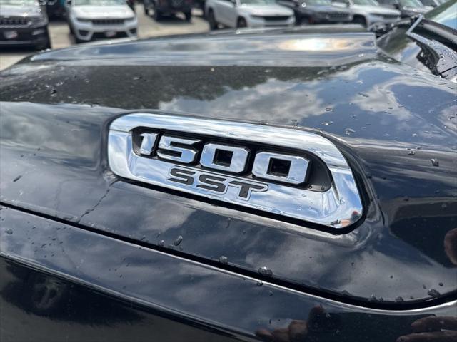 Photo of 2025 Diamond Black Crystal Pearlcoat RAM 1500