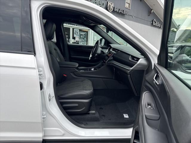 Photo of 2025 Bright White Clearcoat Jeep Grand Cherokee