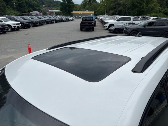 Photo of 2025 Bright White Clearcoat Jeep Grand Cherokee