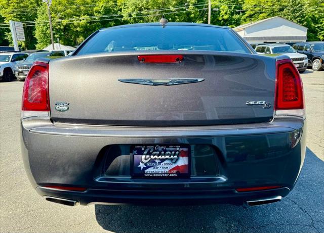 Photo of 2019 Granite Crystal Metallic Clearcoat Chrysler 300