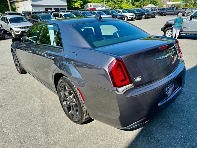 Photo of 2019 Granite Crystal Metallic Clearcoat Chrysler 300