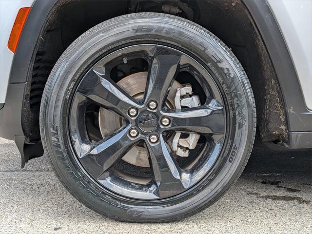 Photo of 2021 Silver Zynith Jeep Grand Cherokee L
