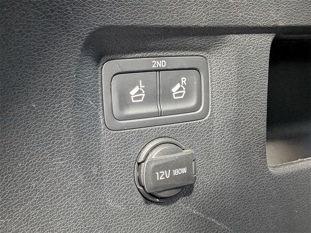 Photo of 2022 Glacial White Pearl Kia Telluride