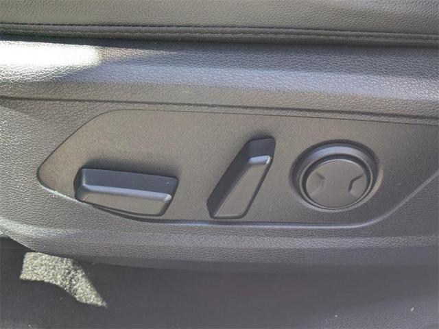 Photo of 2024 Glacial White Pearl Kia Sportage