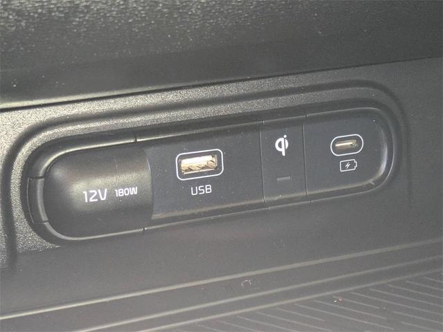 Photo of 2024 Glacial White Pearl Kia Sportage