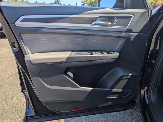 Photo of 2022 Deep Black Pearl Effect Volkswagen Atlas