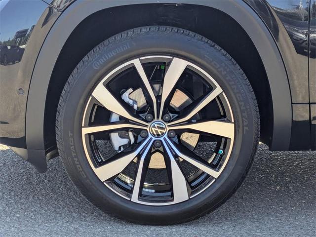 Photo of 2024 Deep Black Pearl Effect Volkswagen Atlas