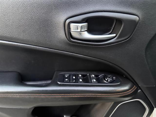 Photo of 2018 White Clearcoat Jeep Compass
