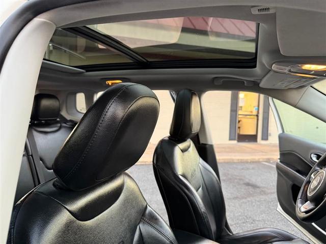Photo of 2018 White Clearcoat Jeep Compass