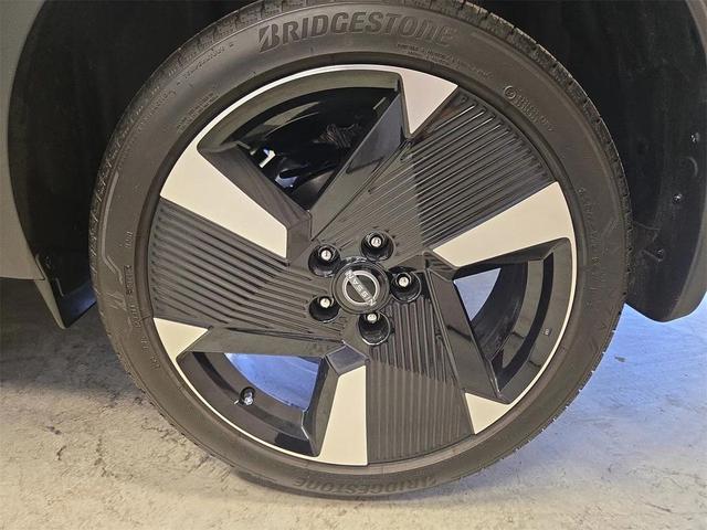 Photo of 2025 Gun Metallic Nissan Kicks