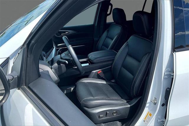 Photo of 2024 Summit White Chevrolet Traverse