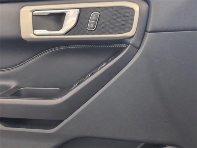 Photo of 2020 Black Ford Explorer