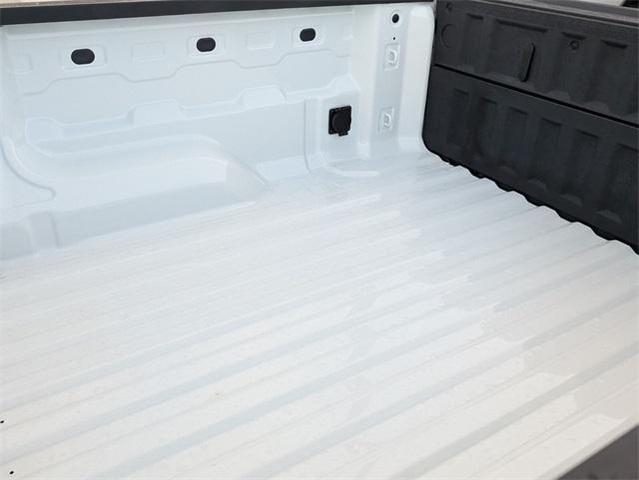 Photo of 2025 Summit White Chevrolet Colorado