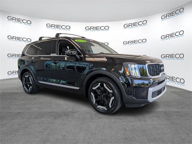 Photo of 2023 Ebony Black Kia Telluride