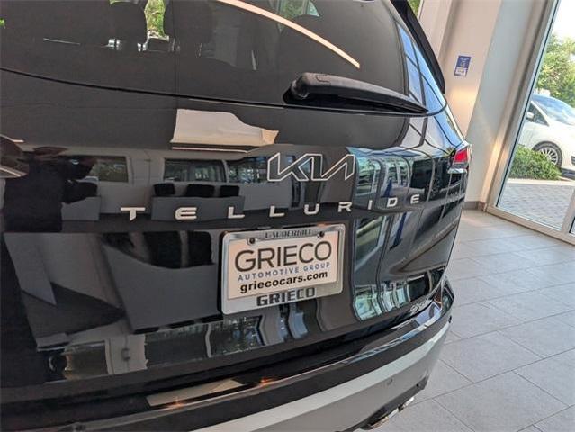 Photo of 2023 Ebony Black Kia Telluride
