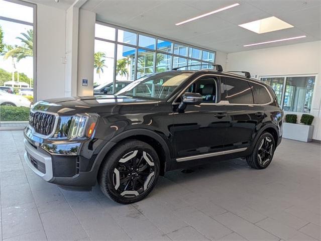 Photo of 2023 Ebony Black Kia Telluride