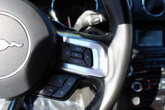 Photo of 2015 Oxford White Ford Mustang