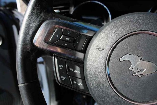 Photo of 2015 Oxford White Ford Mustang