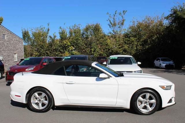 Photo of 2015 Oxford White Ford Mustang