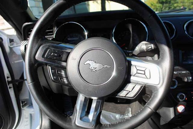 Photo of 2015 Oxford White Ford Mustang