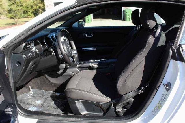 Photo of 2015 Oxford White Ford Mustang