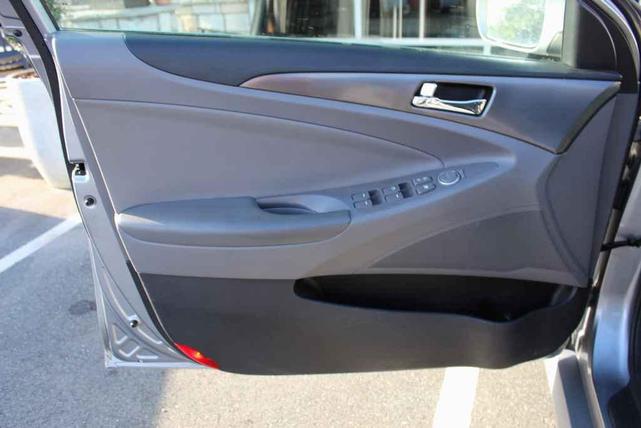 Photo of 2014 Pewter Gray Metallic Hyundai SONATA Hybrid
