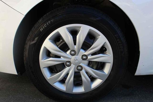 Photo of 2018 Frost White Pearl Hyundai Accent