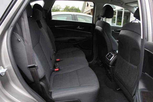 Photo of 2018 Titanium Silver Kia Sorento