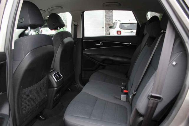 Photo of 2018 Titanium Silver Kia Sorento