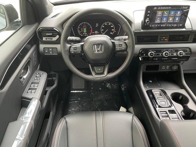 Photo of 2025 Sonic Gray Pearl Honda Pilot
