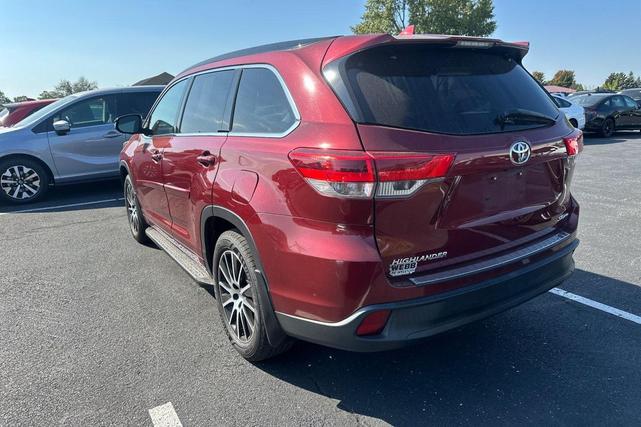 Photo of 2017 Salsa Red Pearl Toyota Highlander