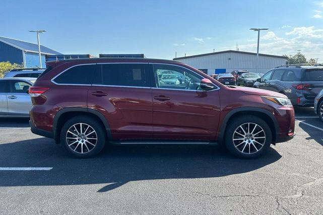 Photo of 2017 Salsa Red Pearl Toyota Highlander