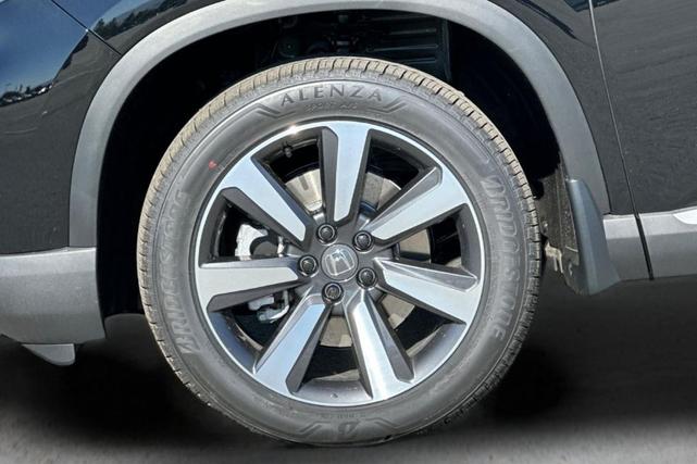 Photo of 2025 Crystal Black Pearl Honda Pilot